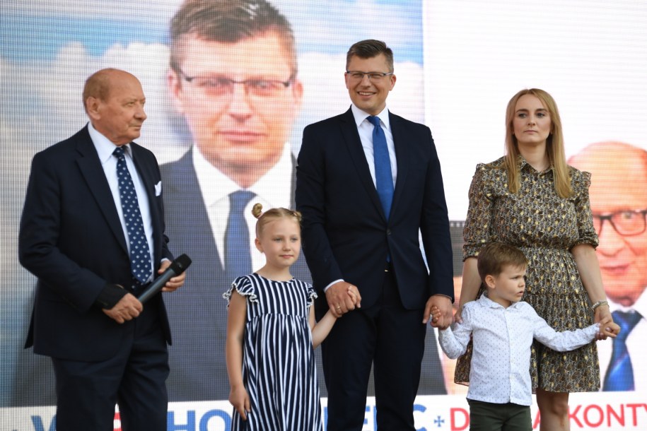 Kandydat na prezydenta Rzeszowa Marcin Warchoł (C) z żoną Joanną Warchoł (P) i dziećmi oraz byly prezydent Rzeszowa Tadeusz Ferenc (L) podczas konwencji wyborczej na Bulwarach nad Wisłokiem w Rzeszowie /Darek Delmanowicz /PAP