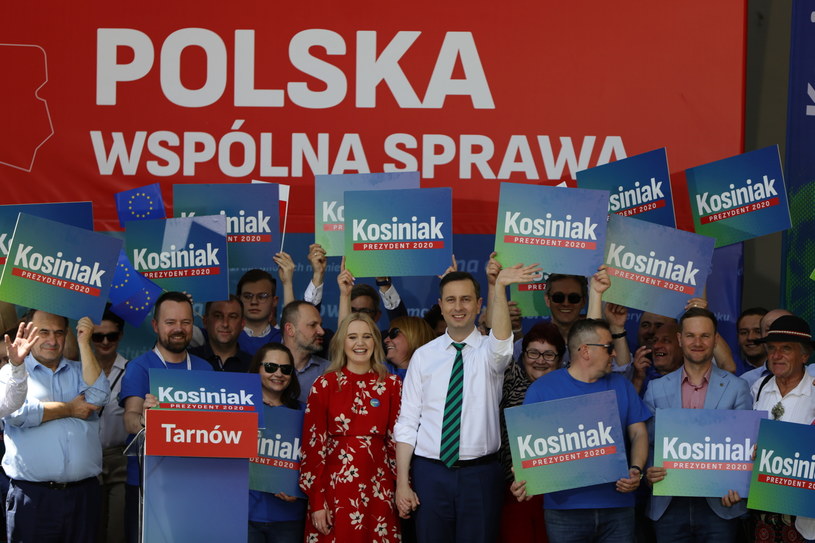 Kandydat na prezydenta Władysław Kosiniak-Kamysz wraz z żoną w trakcie spotkania z mieszkańcami Tarnowa /Art Service /PAP