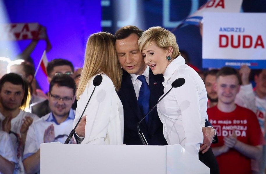 Kandydat PiS na prezydenta Andrzej Duda z żoną Agatą i córką Kingą /Paweł Supernak /PAP