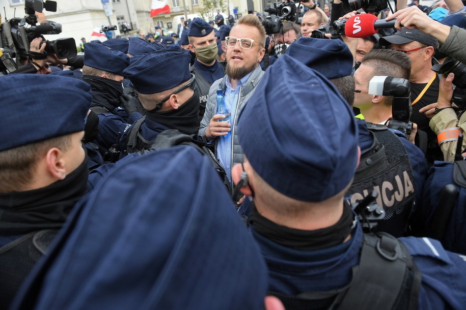 Kandydat w wyborach prezydenckich 2020 i lider Strajku Przedsiębiorców Paweł Tanajno wśród funkcjonariuszy policji i uczestników protestu na Placu Defilad w Warszawie / 	Radek Pietruszka   /PAP