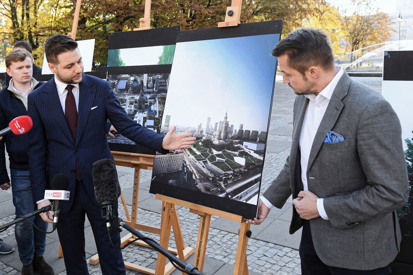 Kandydat Zjednoczonej Prawicy na prezydenta stolicy Patryk Jaki i kandydat na wiceprezydenta Warszawy Piotr Guział podczas konferencji prasowej na Placu Defilad w Warszawie /PAP