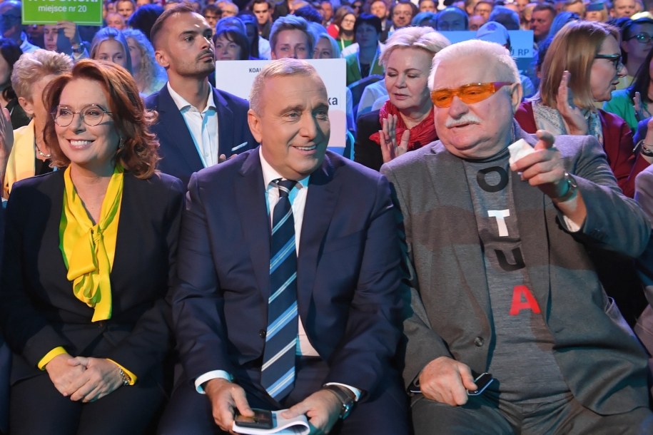 Kandydatka Koalicji Obywatelskiej na premiera, wicemarszałek Sejmu Małgorzata Kidawa-Błońska, lider Platformy Obywatelskiej Grzegorz Schetyna i były prezydent Lech Wałęsa podczas niedzielnej konwencji wyborczej KO w Warszawie / 	Radek Pietruszka   /PAP
