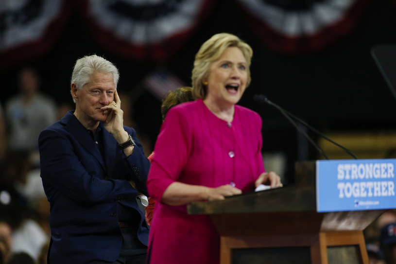 Kandytatka na prezydenta USA Hillary Clinton i jej mąż, b. prezydent Bill Clinton /EDUARDO MUNOZ ALVAREZ / AFP /AFP