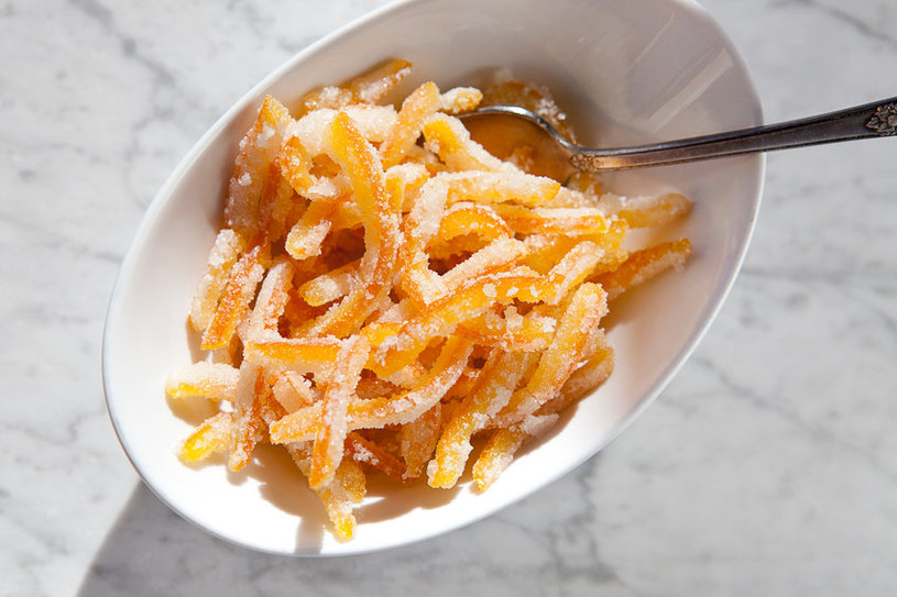Kandyzowane skórki pomarańczy to rarytas, który można jeść nie tylko od święta! /123RF/PICSEL