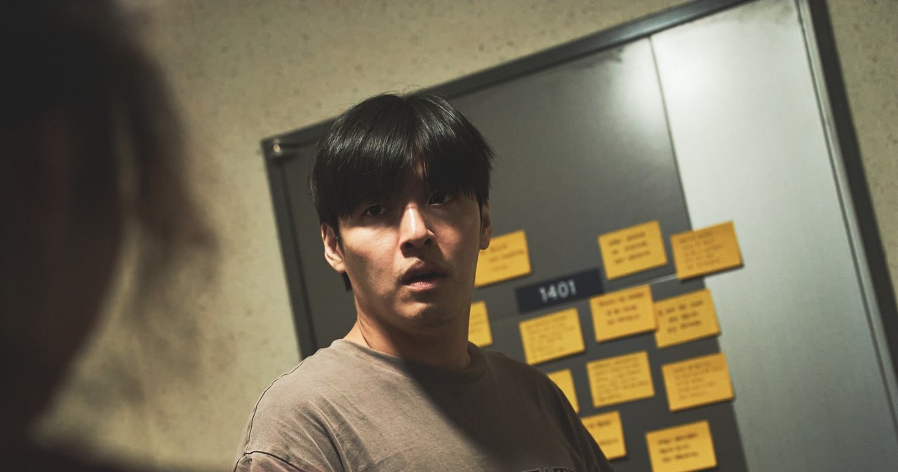 Kang Ha-neul w filmie "Od ściany do ściany" /Netflix