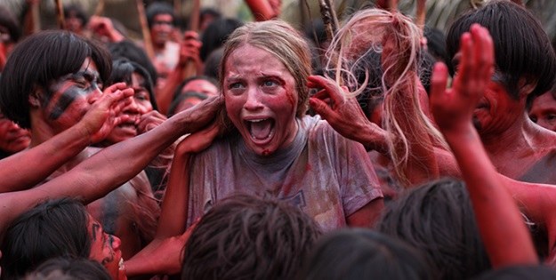 Kanibalizm jest powszechny w wielu plemionach świata, kadr z filmu "The Green Inferno" /materiały prasowe