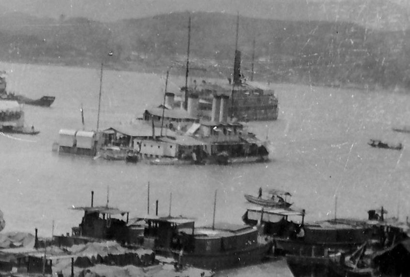 Kanonierki HMS "Cockchafer" i HMS "Teal" w Ichang. W tle prawdopodobnie SS "Kia Wo" /Royal Navy /INTERIA.PL/materiały prasowe