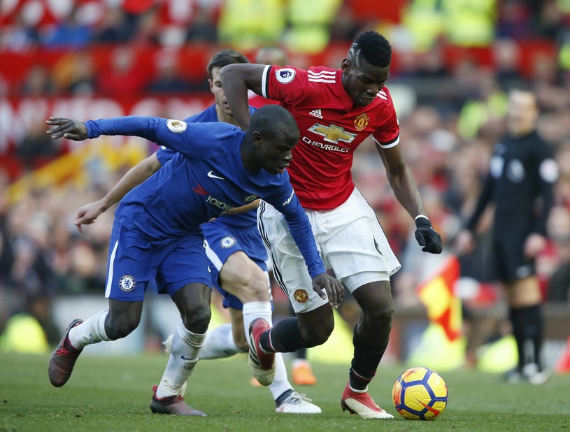 Kante (Chelsea) walczy o piłkę z Pogbą (Manchester United) /Newspix