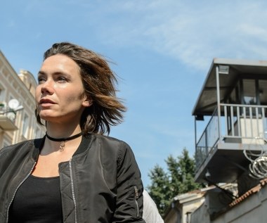 "Kanwą jest historia pewnego przedmiotu, historycznego, który przemieszcza się przez epoki i poznajemy go w wieku XIV, potem widzimy go po 200 latach i kolejnych 200. Ten przedmiot ewokuje pewne sceny dosyć ważne dla historii Polski: śmierć Kazimierza Wielkiego, ucieczka Henryka Walezego z Polski, nasi szwoleżerowie dzień po zwycięstwie pod Somosierrą czy wreszcie wojna domowa w Hiszpanii z udziałem naszych dąbrowszczaków" - powiedział Machulski. Nie chciał zdradzać innych szczegółów fabuły.

Jedną z głównych ról zagra Olga Bołądź. 