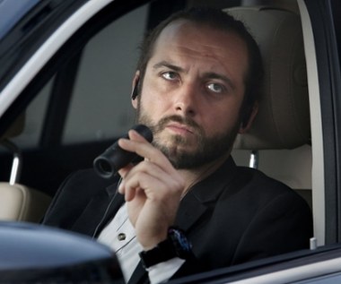 "Kanwą jest historia pewnego przedmiotu, historycznego, który przemieszcza się przez epoki i poznajemy go w wieku XIV, potem widzimy go po 200 latach i kolejnych 200. Ten przedmiot ewokuje pewne sceny dosyć ważne dla historii Polski: śmierć Kazimierza Wielkiego, ucieczka Henryka Walezego z Polski, nasi szwoleżerowie dzień po zwycięstwie pod Somosierrą czy wreszcie wojna domowa w Hiszpanii z udziałem naszych dąbrowszczaków" - powiedział Machulski.