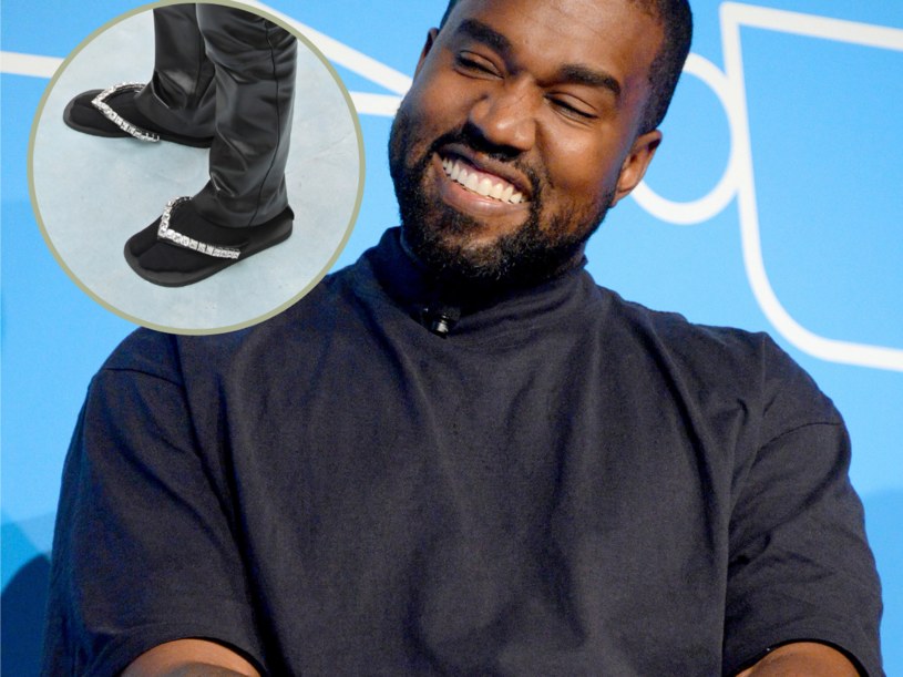 Kanye West na pokazie mody zadał szyku w klapkach i skarpetkach /Getty Images