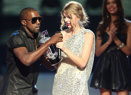 Kanye West odbiera mikrofon Taylor Swift - fot. Christopher Polk /Getty Images/Flash Press Media