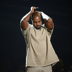 Kanye West pokazał, jak mieszka. Przeprowadził się na stadion 