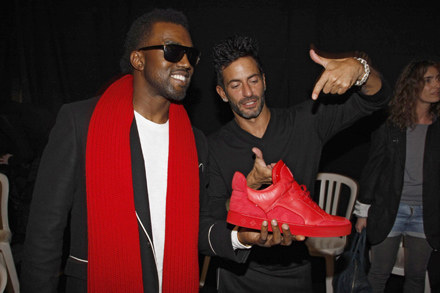 Kanye West prezentuje zaprojektowane przez siebie obuwie firmy Louis Vuitton fot. Eric Ryan /Getty Images/Flash Press Media