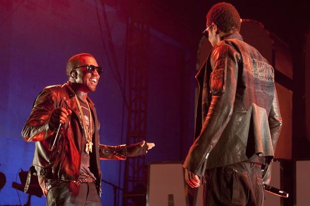 Kanye West uśmiecha się do Jaya-Z - fot. Daniel Boczarski /Getty Images/Flash Press Media