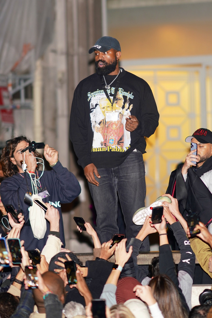Kanye West w bluzie z wizerunkiem Jana Pawła II /East News