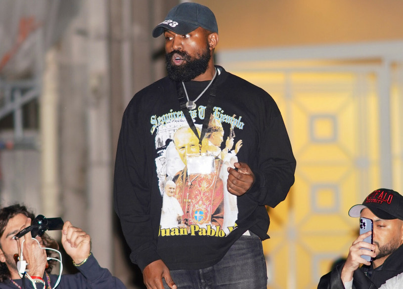 Kanye West w bluzie z wizerunkiem papieża /East News
