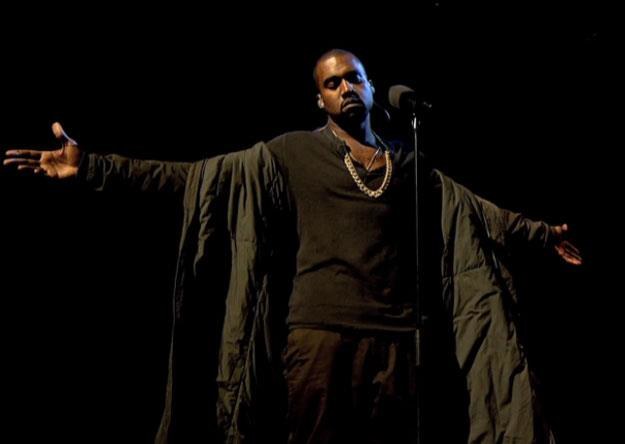 Kanye West w "Later With Jools Holland" czeka na wyprasowanie dywanu /