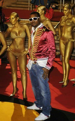 Kanye West w otoczeniu złotych kobiet /arch. AFP