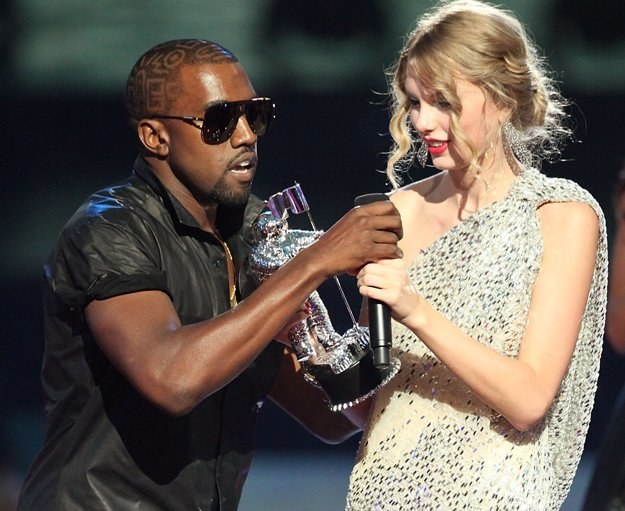 Kanye West wyrywa mikrofon Taylor Swift - fot. Christopher Polk /Getty Images/Flash Press Media