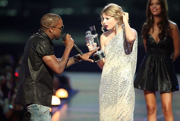 Kanye West wywołał skandal, zabierając mikrofon Taylor Swift (fot. Christopher Polk) /Getty Images/Flash Press Media