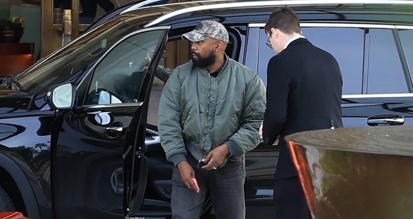 Kanye West z obrączką na palcu /Backgrid USA /Agencja FORUM