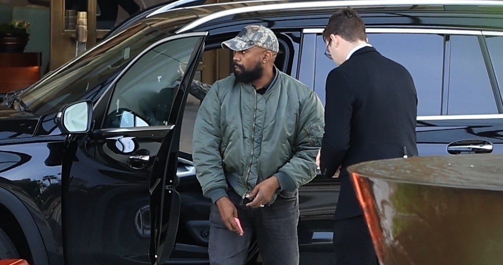 Kanye West z obrączką na palcu /Backgrid USA /Agencja FORUM