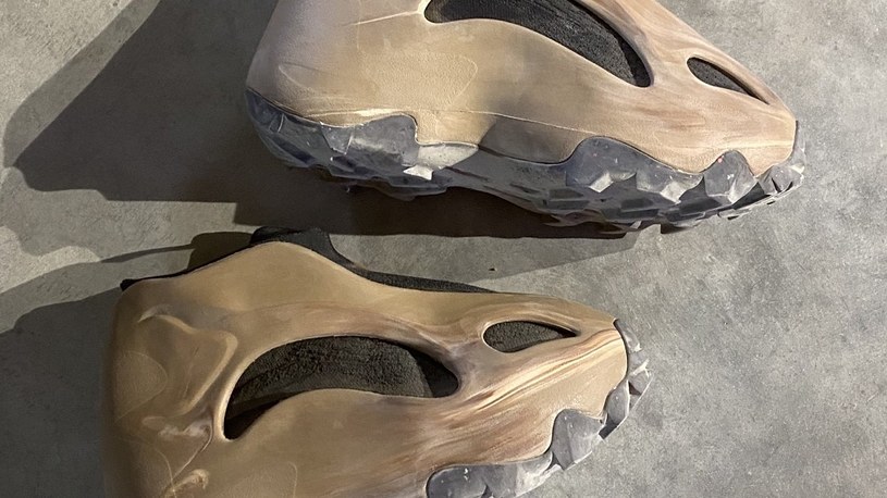 Kanye West zaprezentował nowe, ekologiczne buty. „Wyglądają jak głowa T-rexa” /Geekweek
