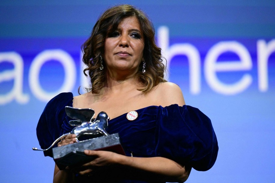 Kaouther Ben Hania, reżyserka filmu „The Voice of Hind Rajab", ze statuetką Srebrnego Lwa /TIZIANA FABI/AFP /East News