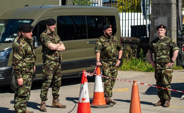 Kapelan dźgnięty kilkukrotnie nożem przed koszarami. To mógł być atak terrorystyczny