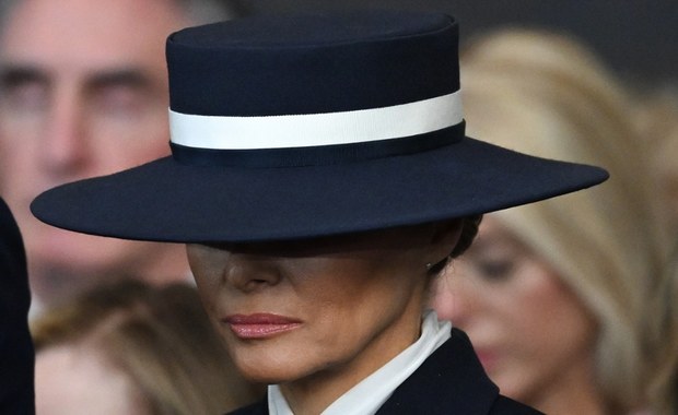 Kapelusz, o którym mówi cały świat. Wymowny strój Melanii Trump