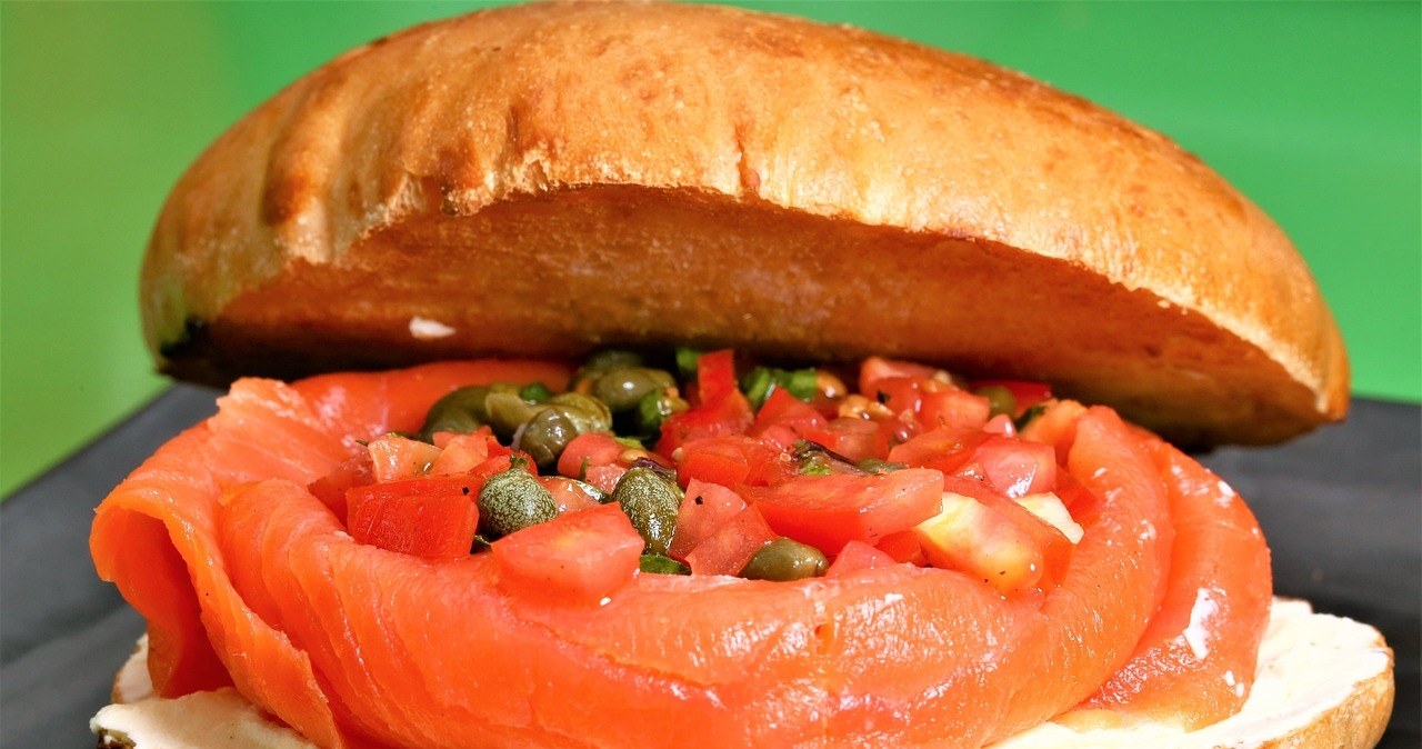 Каперси чудово смакують із різними продуктами: рибою, м'ясом, сирами та оливками. Невелика ложечка каперсів може повністю змінити смак страви