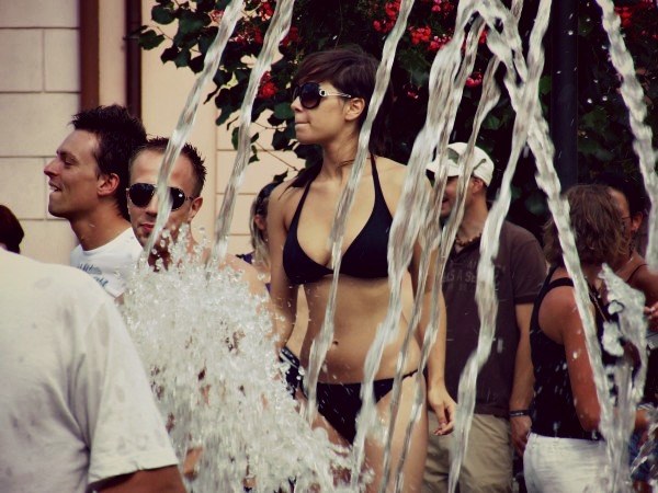Kąpiące się w fontannie na płockim rynku śliczne dziewczyny to częsty widok podczas festiwalu Audioriver /INTERIA.PL