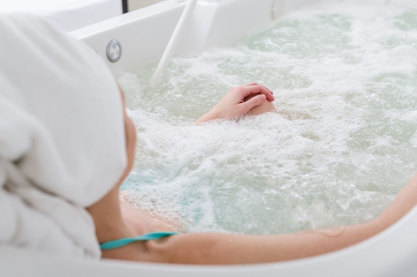 Kąpiel całkowita polega na zanurzeniu się po brodę w wodzie o temperaturze 35-37° C /123RF/PICSEL