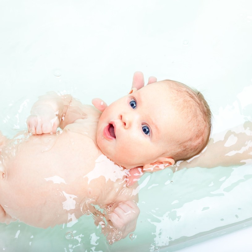 Kąpiel może dostarczyć malcowi wielu pozytywnych wrażeń /123RF/PICSEL