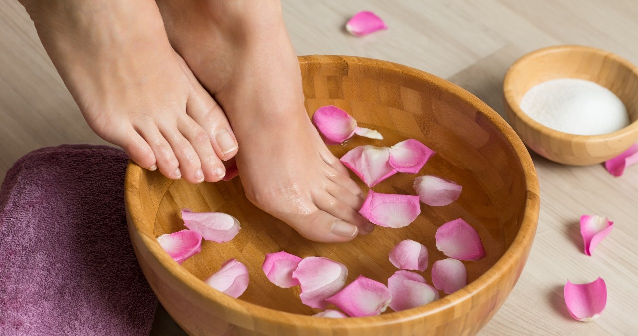 Kąpiel stóp w ciepłej wodzie to jeden z etapów wiosennej regeneracji po zimie /123RF/PICSEL