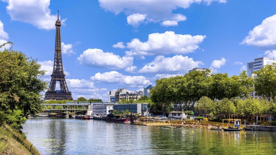 Kąpiel w cieniu Wieży Eiffla. /PAP/Abaca