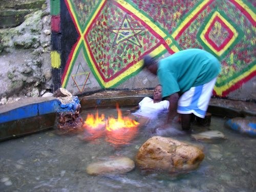 Kąpiel w jamajskim źródle i specjalny masaż to przeżycie jedyne w swoim rodzaju. /go-jamaica.com /materiał zewnętrzny