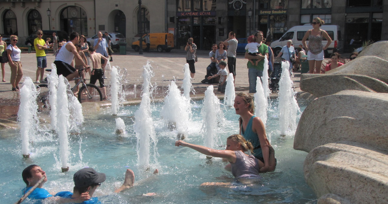 Kąpiel w miejskiej fontannie może być niebezpieczna dla zdrowia