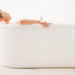 Kąpiele mleczne, owsiane i lniane. Naturalne zabiegi, które otulą cię i ukoją