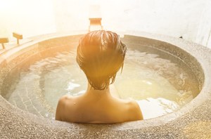 Kąpiele siarczkowe. Jakie mają właściwości i jak się do nich przygotować?