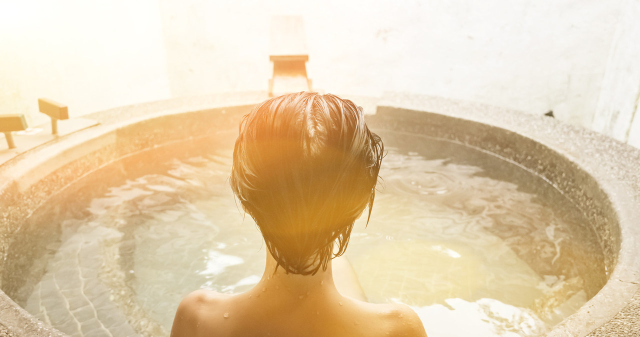 Kąpiele siarczkowe mają właściwości m.in.  przeciwbólowe, przeciwzapalne  i przeciwreumatyczne. /123RF/PICSEL