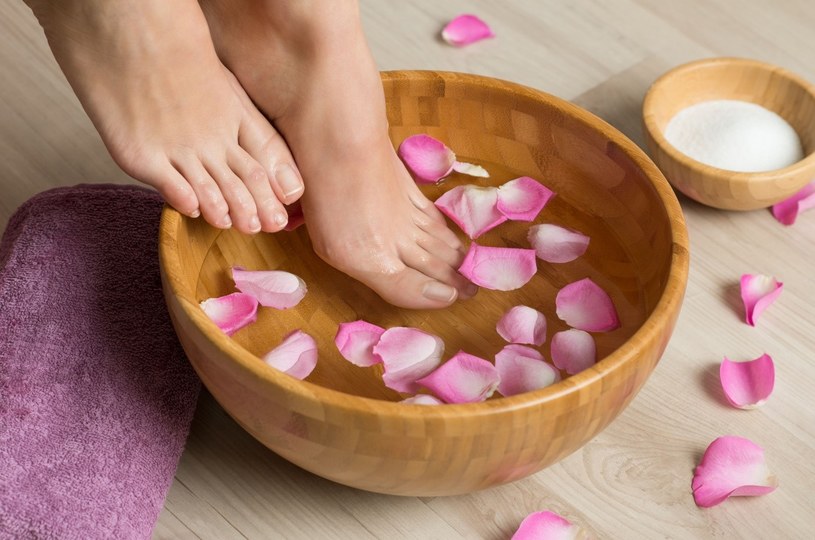 Kąpiele stóp w ciepłej wodzie doskonale zmiękczają skórę, przygotowując ją do kolejnych zabiegów pielęgnacyjnych /123RF/PICSEL