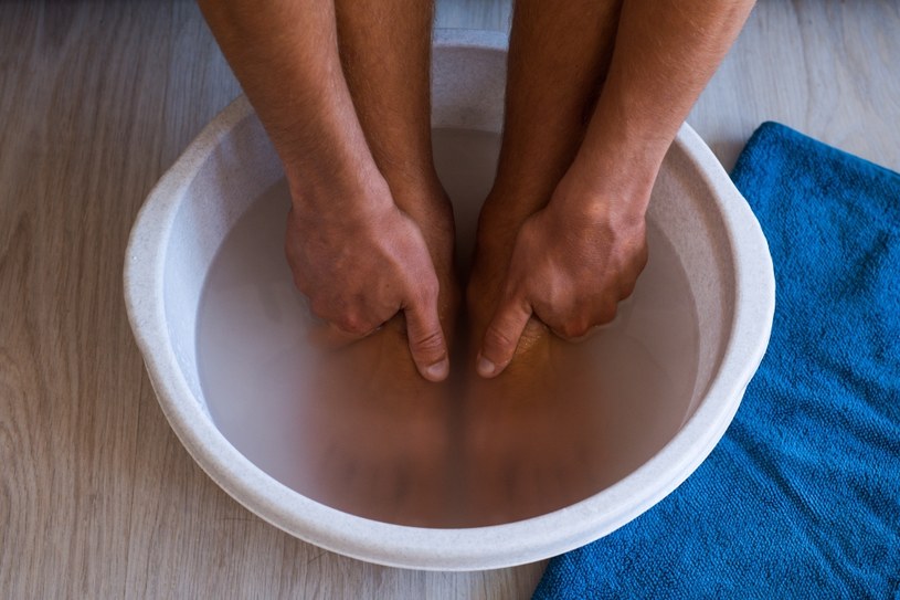 Kąpiele stóp w miodzie pomogą pozbyć się twardej i popękanej skóry /123RF/PICSEL