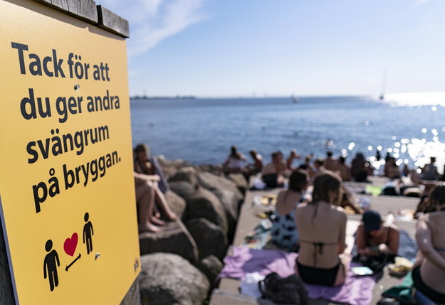 Kąpielisko w Malmo i tablica nawołująca do utrzymania dystansu /foto. Johan Nilsson/TT  /PAP/EPA