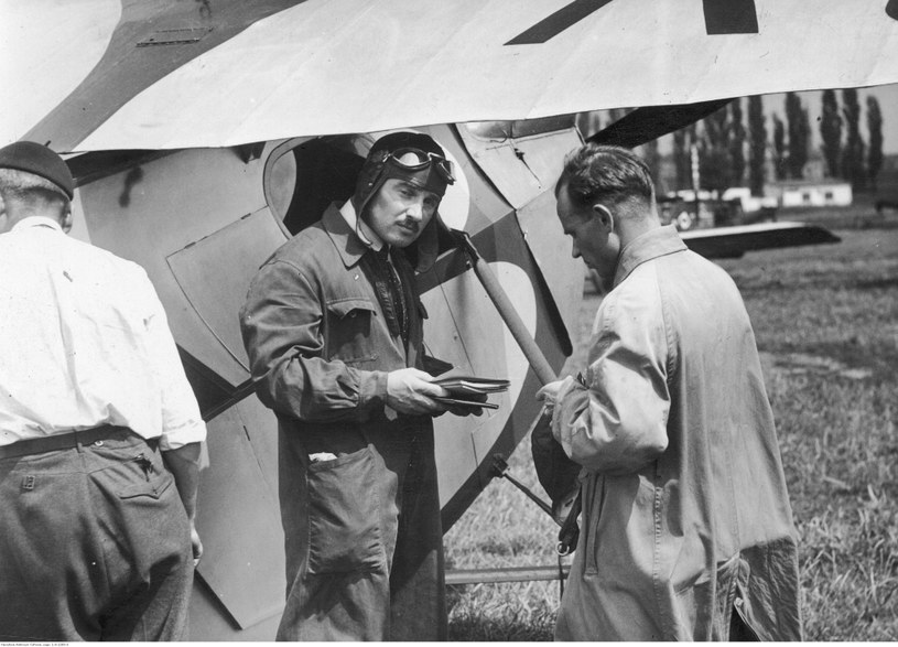 Kapitan Aleksander Kaczmarczyk (w środku, w pilotce i kombinezonie) i inżynier Antoni Kocjan (z prawej) przed odlotem. Zdjęcie z 1934 roku /Z archiwum Narodowego Archiwum Cyfrowego