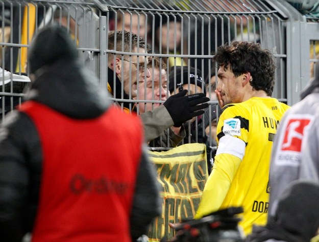 Kapitan Borussii Mats Hummels próbuje uspokoić kibiców po porażce z FC Augsburg /Roland Weihrauch    /PAP/EPA