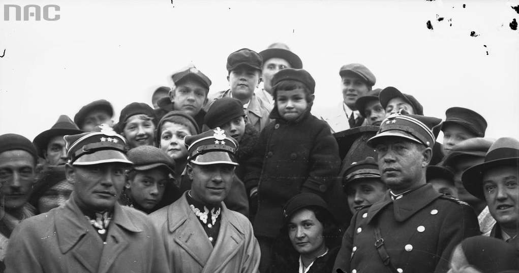 Kapitan Franciszek Hynek (po lewej) i porucznik Zbigniew Burzyński (obok) witani w Warszawie po zwycięstwie w zawodach o Puchar Gordona Bennetta (październik 1933 r.) /Z archiwum Narodowego Archiwum Cyfrowego