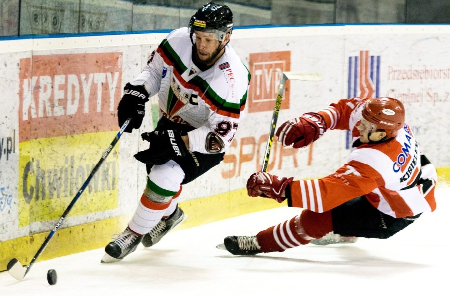 Kapitan GKS-u Tychy Michał Kotlorz (po lewej) i Karol Kisielewski z Comarch Cracovii Kraków w meczu ekstraligi /Andrzej Grygiel /PAP