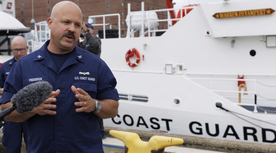 Kapitan Jamie Frederick ze Straży Wybrzeża Stanów Zjednoczonych /CJ GUNTHER /PAP/EPA